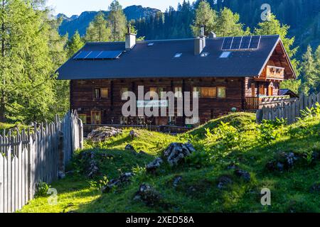 Le Filzmoosalm dans la vallée de Grossarl, à une altitude de 1 710 mètres, a été construit en 1954 après que la cabane la plus ancienne à un autre endroit ait été touchée par une avalanche. Filzmoosalm, Großarl, Salzbourg, Autriche Banque D'Images