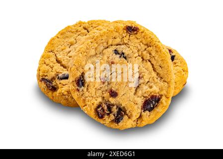 Gros plan des flocons d'avoine et des biscuits de canneberge isolés sur fond blanc. Banque D'Images