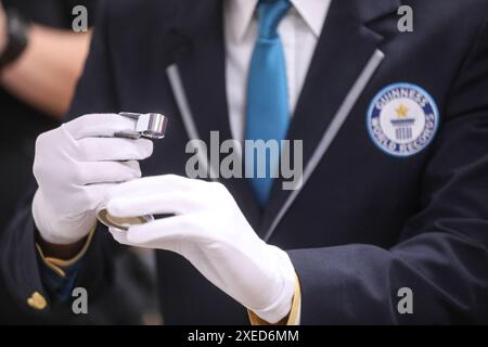 Sveta Nedelja, Croatie. 27 juin 2024. Victor Fenes, officier du Livre Guinness des records du monde, regarde la plus petite pièce du monde, à Sveta Nedjelja, Croatie, le 27 juin 2024. Hum, connue comme la plus petite ville du monde, apparaît sur la plus petite pièce du monde, émise par la Banque nationale croate et frappée par la monnaie croate. Le diamètre de la pièce d'or est de 1,99 millimètres et elle pèse 0,05 grammes. Photo : Robert Anic/PIXSELL crédit : Pixsell/Alamy Live News Banque D'Images