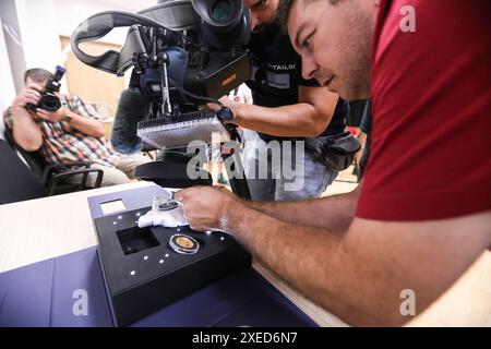 Sveta Nedelja, Croatie. 27 juin 2024. People regarde la plus petite pièce du monde, à Sveta Nedjelja, Croatie, le 27 juin 2024. Hum, connue comme la plus petite ville du monde, apparaît sur la plus petite pièce du monde, émise par la Banque nationale croate et frappée par la monnaie croate. Le diamètre de la pièce d'or est de 1,99 millimètres et elle pèse 0,05 grammes. Photo : Robert Anic/PIXSELL crédit : Pixsell/Alamy Live News Banque D'Images