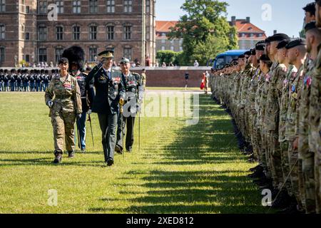 Copenhague, Danemark. 27 juin 2024. Le roi Frederik X inspecte les troupes avant la parade anniversaire aux Royal Life Guards à la caserne Life Guard à Copenhague, le jeudi 27 juin 2024. (Photo : IDA Marie Odgaard/Ritzau Scanpix) crédit : Ritzau/Alamy Live News Banque D'Images