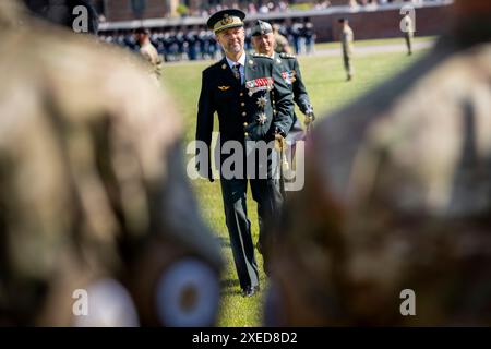 Copenhague, Danemark. 27 juin 2024. Le roi Frederik X inspecte les troupes avant la parade anniversaire aux Royal Life Guards à la caserne Life Guard à Copenhague, le jeudi 27 juin 2024. (Photo : IDA Marie Odgaard/Ritzau Scanpix) crédit : Ritzau/Alamy Live News Banque D'Images