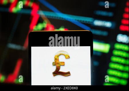 Hong Kong, Chine. 21 juin 2024. Dans cette illustration photo, la monnaie britannique, le symbole de la livre sterling (£) logo vu affiché sur un smartphone avec un graphique de l'indice boursier économique en arrière-plan. (Photo de Budrul Chukrut/SOPA images/SIPA USA) *** strictement à des fins éditoriales *** crédit : SIPA USA/Alamy Live News Banque D'Images