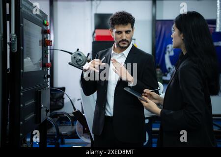 Homme d'affaires de l'inspection de l'industrie d'usine et de l'essai du bras de robots pour une utilisation dans les industries de fabrication complexes à grande échelle. Banque D'Images