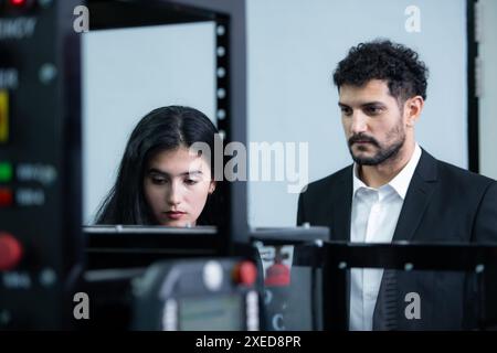 Homme d'affaires de l'inspection de l'industrie d'usine et de l'essai du bras de robots pour une utilisation dans les industries de fabrication complexes à grande échelle. Banque D'Images