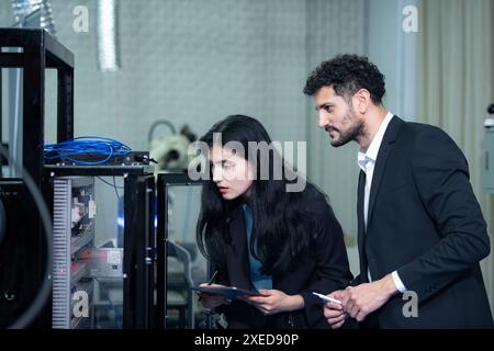 Homme d'affaires de l'inspection de l'industrie d'usine et de l'essai du bras de robots pour une utilisation dans les industries de fabrication complexes à grande échelle. Banque D'Images