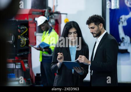 Portrait d'homme d'affaires de l'inspection de l'industrie d'usine et d'essai du bras de robots pour une utilisation dans la fabrication complexe à grande échelle Banque D'Images