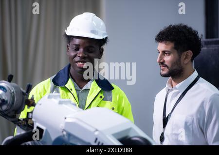 Homme d'affaires de l'inspection de l'industrie d'usine et de l'essai du bras de robots pour une utilisation dans les industries de fabrication complexes à grande échelle. Banque D'Images