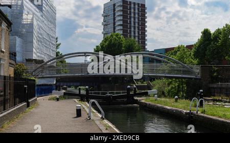 Londres - 06 04 2022 : vue sur le pont piétonnier et l'écluse de Salmon Lane sur le Regent's canal Banque D'Images