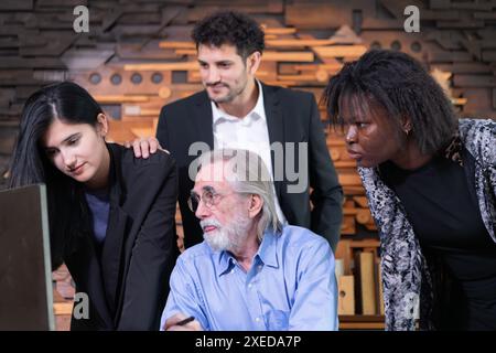 Simple rencontre de propriétaires de petites entreprises, utilisant leur maison comme lieu de travail, parler et consulter avec plaisir et sourires. Banque D'Images