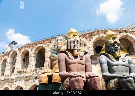 Vérone, Italie - préparer la scène pour la performance de théâtre dans la célèbre Arena di Verona Banque D'Images