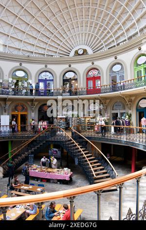 Leeds UK : 2 juin 2024 : Leeds Corn Exchange centre commercial intérieur avec des magasins cool et excentriques Banque D'Images