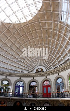 Leeds UK : 2 juin 2024 : Leeds Corn Exchange centre commercial intérieur avec des magasins cool et excentriques Banque D'Images