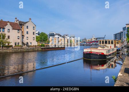 Horizon du quartier de Leith dans la ville d'Édimbourg en Écosse, Royaume-Uni. Eau de la rivière Leith avec Mary of guise convertie barge. Banque D'Images