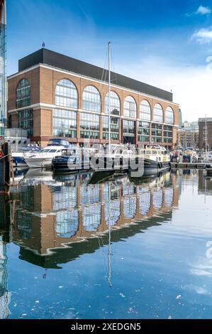 Londres, Royaume-Uni - 21 mars 2024 : bateaux et bâtiments à St Katherine's Dock avec un reflet dans l'eau. Londres. ROYAUME-UNI. Banque D'Images