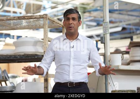 RETRANSMETTANT LA LÉGENDE CORRECTE AU premier ministre SUNAK, Rishi Sunak, parlant au personnel lors de sa visite à l'usine de poterie Denby, Ripley, alors qu'il était sur la piste de la campagne électorale générale. Date de la photo : jeudi 27 juin 2024. Banque D'Images
