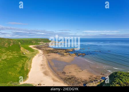 Sunnyside Beach et Bay Cullen Écosse ciel bleu et un parfait début de matinée d'été Banque D'Images
