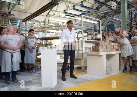 RETRANSMETTANT LA LÉGENDE CORRECTE AU premier ministre SUNAK, Rishi Sunak, parlant au personnel lors de sa visite à l'usine de poterie Denby, Ripley, alors qu'il était sur la piste de la campagne électorale générale. Date de la photo : jeudi 27 juin 2024. Banque D'Images