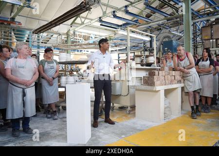 RETRANSMETTANT LA LÉGENDE CORRECTE AU premier ministre SUNAK, Rishi Sunak, parlant au personnel lors de sa visite à l'usine de poterie Denby, Ripley, alors qu'il était sur la piste de la campagne électorale générale. Date de la photo : jeudi 27 juin 2024. Banque D'Images