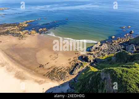 Sunnyside Beach et Bay Moray Firth Cullen Écosse ensoleillent une mer bleu vert et un matin d'été parfait Banque D'Images