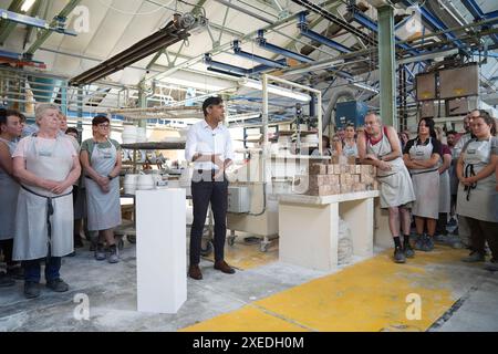 RETRANSMETTANT LA LÉGENDE CORRECTE AU premier ministre SUNAK, Rishi Sunak, parlant au personnel lors de sa visite à l'usine de poterie Denby, Ripley, alors qu'il était sur la piste de la campagne électorale générale. Date de la photo : jeudi 27 juin 2024. Banque D'Images