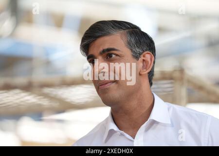 RETRANSMETTANT LA LÉGENDE CORRECTE AU premier ministre SUNAK, Rishi Sunak, parlant au personnel lors de sa visite à l'usine de poterie Denby, Ripley, alors qu'il était sur la piste de la campagne électorale générale. Date de la photo : jeudi 27 juin 2024. Banque D'Images