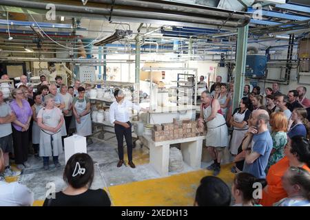 RETRANSMETTANT LA LÉGENDE CORRECTE AU premier ministre SUNAK, Rishi Sunak, parlant au personnel lors de sa visite à l'usine de poterie Denby, Ripley, alors qu'il était sur la piste de la campagne électorale générale. Date de la photo : jeudi 27 juin 2024. Banque D'Images