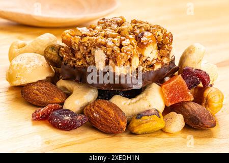 Vue rapprochée des mini barres protéinées aux arachides, aux amandes et au chocolat. Banque D'Images