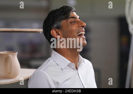 RETRANSMETTANT LA LÉGENDE CORRECTE AU premier ministre SUNAK Rishi Sunak rit lors de sa visite à l'usine de poterie Denby, Ripley, alors qu'il était sur la piste de la campagne électorale générale. Date de la photo : jeudi 27 juin 2024. Banque D'Images