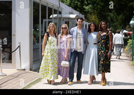 Stoke Poges, Royaume-Uni. 27 juin 2024. Charlotte Hawkins, Rosie Nixon, Tony Sanguinetti, Andrea McLean et Dame Denise Lewis assistent au Boodles Tennis au Stoke Park à Stoke Poges, Buckinghamshire. Crédit : Maureen McLean/Alamy Live News Banque D'Images