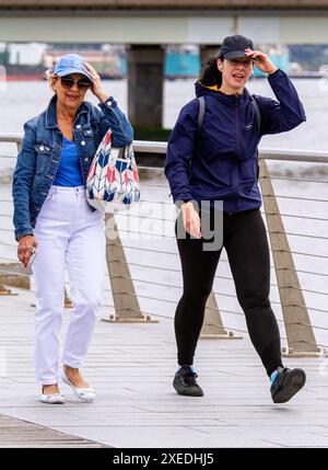 Dundee, Tayside, Écosse, Royaume-Uni. 27 juin 2024. Météo au Royaume-Uni : le climat lumineux et bleuté de Dundee en juin a attiré quelques habitants et touristes qui passent la journée à se détendre et à s'amuser le long du front de mer de la ville, y compris en dégustant de la nourriture et des boissons fournies par les vendeurs du V&A Design Museum. Crédit : Dundee Photographics/Alamy Live News Banque D'Images