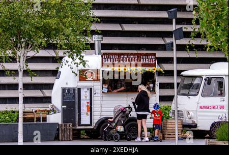 Dundee, Tayside, Écosse, Royaume-Uni. 27 juin 2024. Météo au Royaume-Uni : le climat lumineux et bleuté de Dundee en juin a attiré quelques habitants et touristes qui passent la journée à se détendre et à s'amuser le long du front de mer de la ville, y compris en dégustant de la nourriture et des boissons fournies par les vendeurs du V&A Design Museum. Crédit : Dundee Photographics/Alamy Live News Banque D'Images