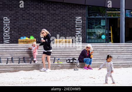 Dundee, Tayside, Écosse, Royaume-Uni. 27 juin 2024. Météo au Royaume-Uni : le climat lumineux et bleuté de Dundee en juin a attiré quelques habitants et touristes qui passent la journée à se détendre et à s'amuser le long du front de mer de la ville, y compris en dégustant de la nourriture et des boissons fournies par les vendeurs du V&A Design Museum. Crédit : Dundee Photographics/Alamy Live News Banque D'Images