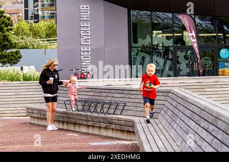 Dundee, Tayside, Écosse, Royaume-Uni. 27 juin 2024. Météo au Royaume-Uni : le climat lumineux et bleuté de Dundee en juin a attiré quelques habitants et touristes qui passent la journée à se détendre et à s'amuser le long du front de mer de la ville, y compris en dégustant de la nourriture et des boissons fournies par les vendeurs du V&A Design Museum. Crédit : Dundee Photographics/Alamy Live News Banque D'Images