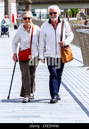 Dundee, Tayside, Écosse, Royaume-Uni. 27 juin 2024. Météo au Royaume-Uni : le climat lumineux et bleuté de Dundee en juin a attiré quelques habitants et touristes qui passent la journée à se détendre et à s'amuser le long du front de mer de la ville, y compris en dégustant de la nourriture et des boissons fournies par les vendeurs du V&A Design Museum. Crédit : Dundee Photographics/Alamy Live News Banque D'Images