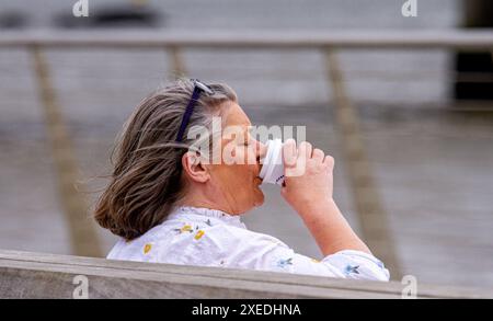 Dundee, Tayside, Écosse, Royaume-Uni. 27 juin 2024. Météo au Royaume-Uni : le climat lumineux et bleuté de Dundee en juin a attiré quelques habitants et touristes qui passent la journée à se détendre et à s'amuser le long du front de mer de la ville, y compris en dégustant de la nourriture et des boissons fournies par les vendeurs du V&A Design Museum. Crédit : Dundee Photographics/Alamy Live News Banque D'Images