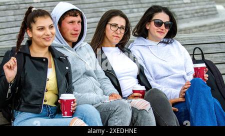 Dundee, Tayside, Écosse, Royaume-Uni. 27 juin 2024. Météo au Royaume-Uni : le climat lumineux et bleuté de Dundee en juin a attiré quelques habitants et touristes qui passent la journée à se détendre et à s'amuser le long du front de mer de la ville, y compris en dégustant de la nourriture et des boissons fournies par les vendeurs du V&A Design Museum. Crédit : Dundee Photographics/Alamy Live News Banque D'Images