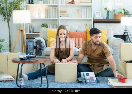 De jeunes couples et une petite entreprise vendent des choses en ligne via les réseaux sociaux. Banque D'Images