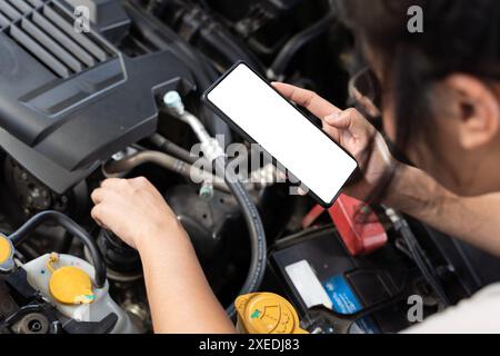 Gros plan mains de personnes ont appelé une ligne d'assistance et en attente d'assistance de service de réparation avec moteur, voiture cassée. Service d'urgence automobile pour réparer th Banque D'Images
