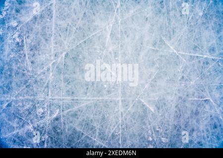 Fond de glace avec des marques de patinage et de hockey, texture bleue de la surface de la patinoire avec des rayures Banque D'Images