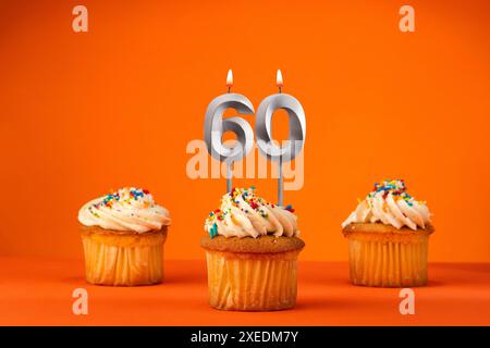 Célébration d'anniversaire en couleur orange - numéro de bougie 60 Banque D'Images