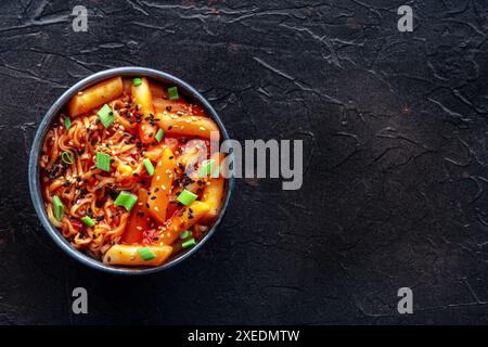 Rabokki, tteokbokki ou topokki avec ramen, cuisine de rue coréenne, gâteaux de riz épicés Banque D'Images