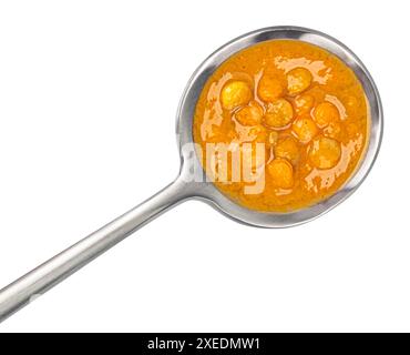 Soupe à la crème de lentilles en cuillère isolé sur fond blanc, vue de dessus Banque D'Images