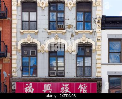 NYC Chinatown : 101 Bowery, construit en 1875, a des quoins en pierre et des entourages de fenêtres à ses étages supérieurs ; classé SRO (Single Room Occupancy) hôtel. Banque D'Images