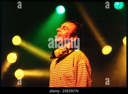 UNDERWORLD, ESSENTIAL FESTIVAL, BRIGHTON, 1996 : le chanteur Karl Hyde du groupe techno Underworld à la hauteur de Trainspotting mania dans la tente de danse à l'Essential Festival 1996 au Stanmer Park à Brighton, Angleterre, Royaume-Uni le 25 mai 1996. Photo : Rob Watkins Banque D'Images