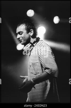 UNDERWORLD, ESSENTIAL FESTIVAL, BRIGHTON, 1996 : le chanteur Karl Hyde du groupe techno Underworld à la hauteur de Trainspotting mania dans la tente de danse à l'Essential Festival 1996 au Stanmer Park à Brighton, Angleterre, Royaume-Uni le 25 mai 1996. Photo : Rob Watkins Banque D'Images