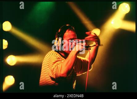 UNDERWORLD, ESSENTIAL FESTIVAL, BRIGHTON, 1996 : le chanteur Karl Hyde du groupe techno Underworld à la hauteur de Trainspotting mania dans la tente de danse à l'Essential Festival 1996 au Stanmer Park à Brighton, Angleterre, Royaume-Uni le 25 mai 1996. Photo : Rob Watkins Banque D'Images