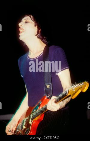 BRIAN MOLKO, PLACEBO, 1997 : Brian Molko du groupe placebo joue à l'Université de Cardiff en tournée sur leur premier album Bruise Pristine au Newport Centre, pays de Galles, Royaume-Uni le 13 mai 1997. Photographie : Rob Watkins. INFO : placebo est un groupe de rock britannique formé en 1994, connu pour son image androgyne et son distinctif mêlant rock alternatif et influences glam. Dirigés par Brian Molko, ils ont gagné en renommée avec des tubes comme 'Nancy Boy' et 'Every You Every Me.' Banque D'Images