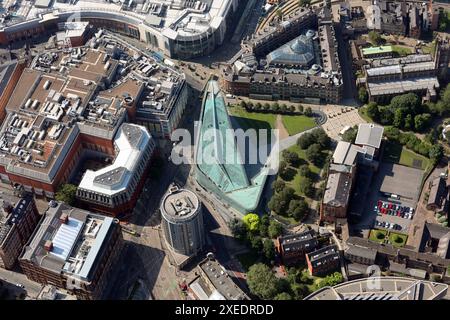 Vue aérienne du bâtiment Urbis, qui abrite le musée national du football, et de la bibliothèque Chetham. Cathedral Gardens, Manchester Banque D'Images