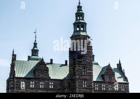 Rosenborg est situé dans le centre de Copenhague. Au milieu de Kongens Have, les Life Guards gardent tout le trésor danois, qui depuis 400 ans a pris soin des rois danois et des reines les plus précieux trésors. Le château a été construit à l'origine en 1606-1607 comme maison d'été par ordre de Christian IV. Copenhagen Rosenborg Barracks Denmark Copyright : xKristianxTuxenxLadegaardxBergx 2E6A4694 Banque D'Images